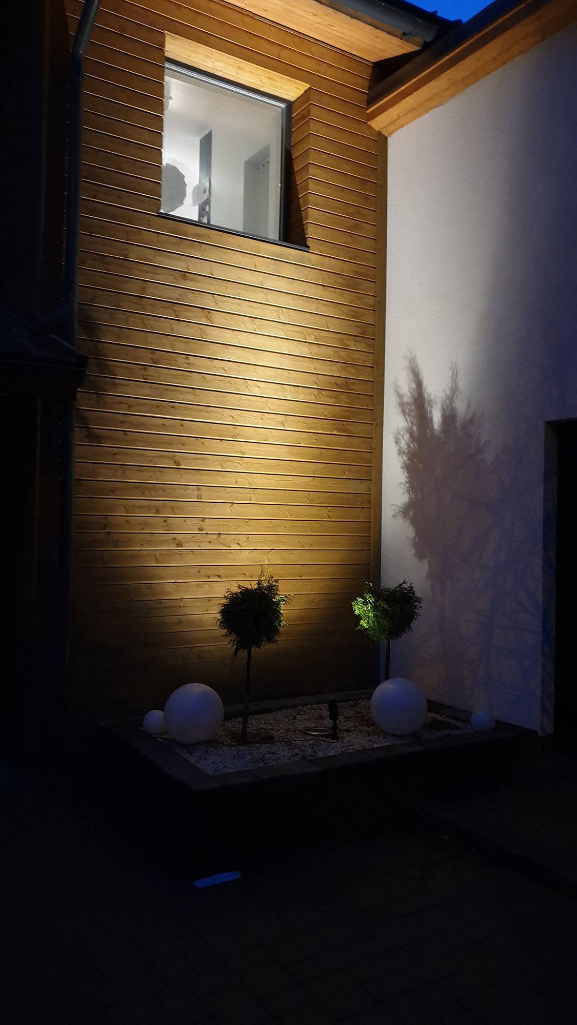 Un luminaire mural au sol fournit un éclairage efficace de bas en haut. Ledstore.fi